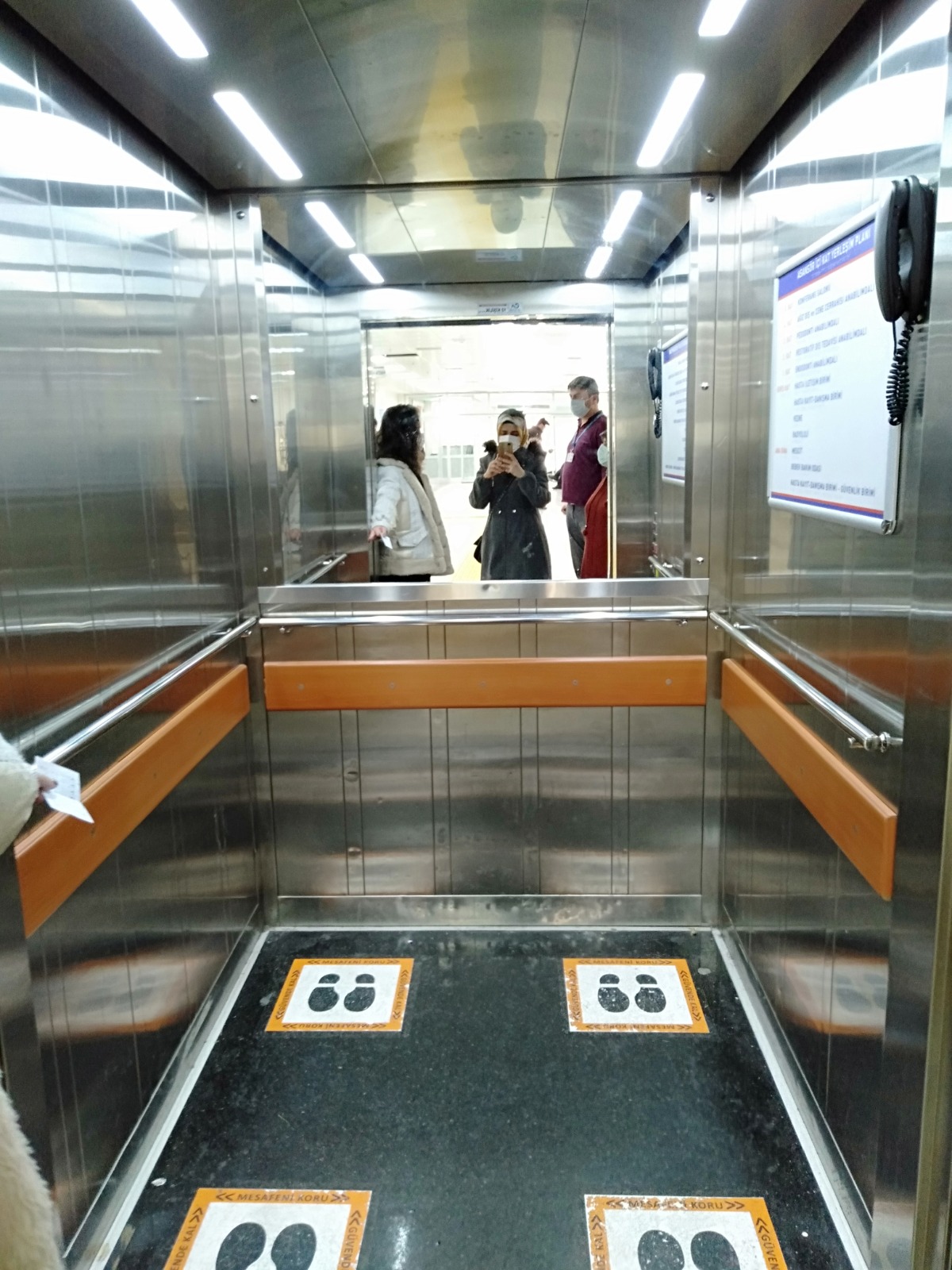 Atatürk Üniversitesi'nden ulaşılabilirlik Örneklerine dair bir fotoğraf karesi. Fotoğrafta bir asansör var.